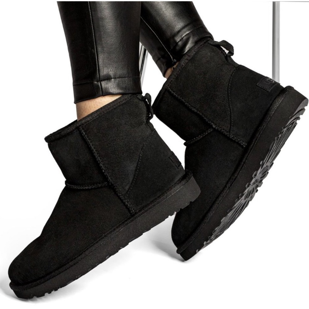 UGG Black Classic Mini II Boot Size 7.0 - Picture 1 of 13
